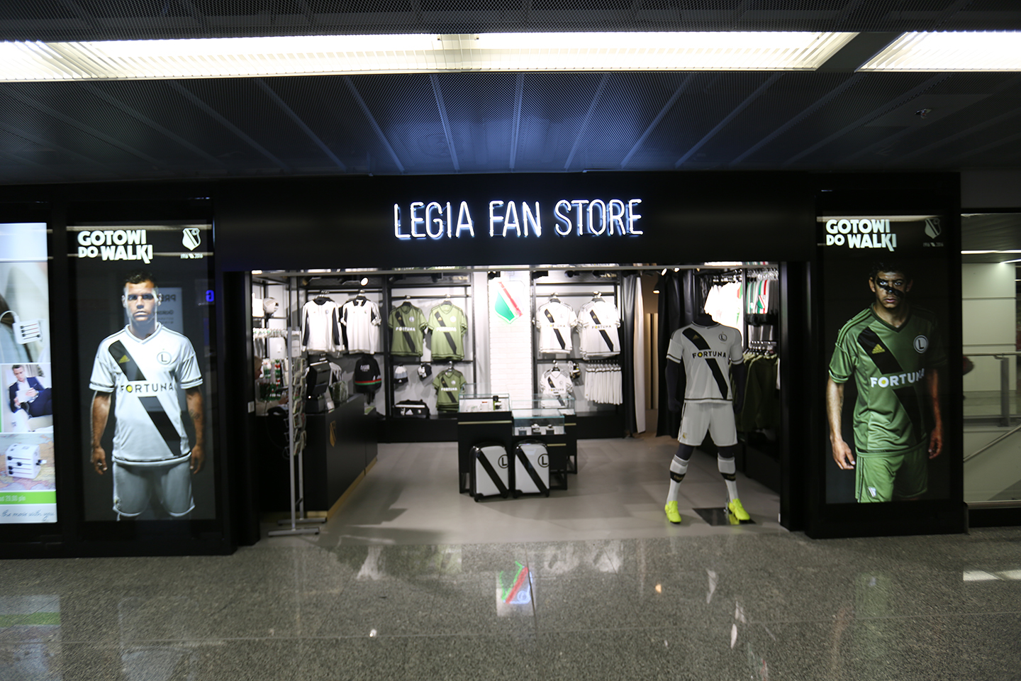 <strong>Legia Warszawa store<span><p><p>Design and implementation of a LEGIA WARSZAWA store (Warsaw – Okęcie Airport)</p>
</p>

<!-- 	<b>w</b>  -->
	
	</span></strong><i>→</i>